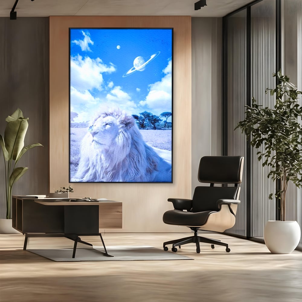 Tablou canvas cu tablou canvas cu leu si planete, in rama de aluminiu negru, pe perete intr-un birou
